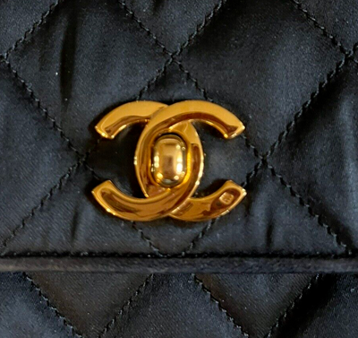 CHANEL - Vintage 90s Quilted Octagon CC Shoulder Black Crossbody Handbag