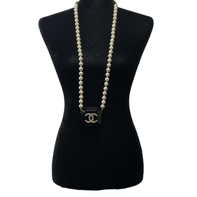 CHANEL - B21 A Airpod CC Acylic Case / Faux Pearl and Chain Layered Necklace